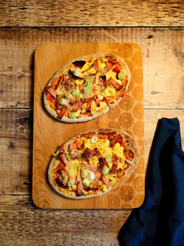 Sriracha Breakfast Pitta Pizzas
